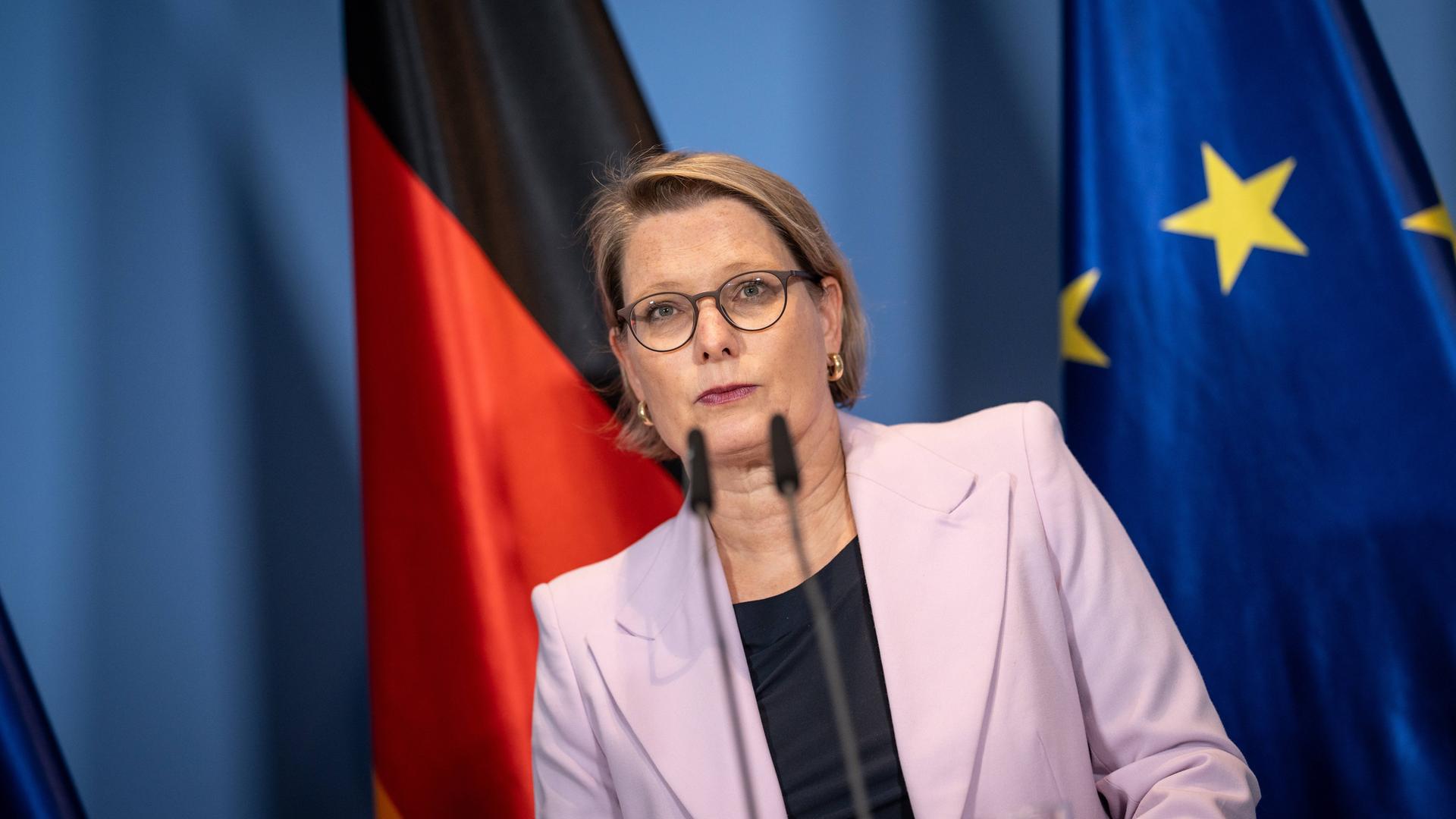 Bundesjustizministerin Stefanie Hubig während der Pressekonferenz im Bundeskanzleramt