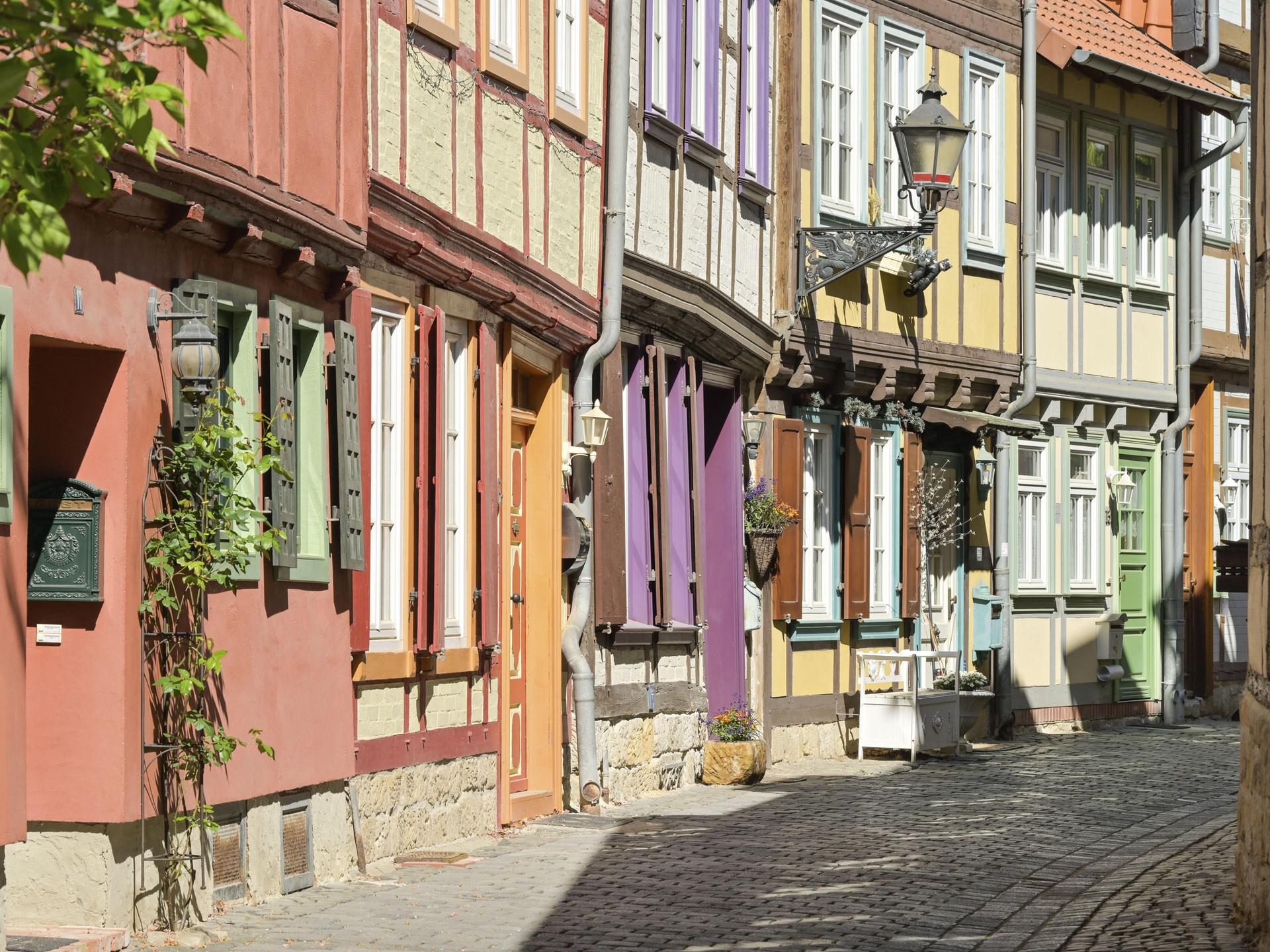 Blick auf eine Straße mit bunten Fachwerkhäusern in der Altstadt von Halberstadt