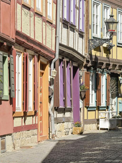 Blick auf eine Straße mit bunten Fachwerkhäusern in der Altstadt von Halberstadt