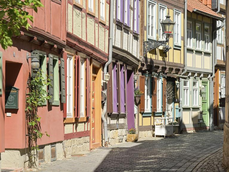 Blick auf eine Straße mit bunten Fachwerkhäusern in der Altstadt von Halberstadt