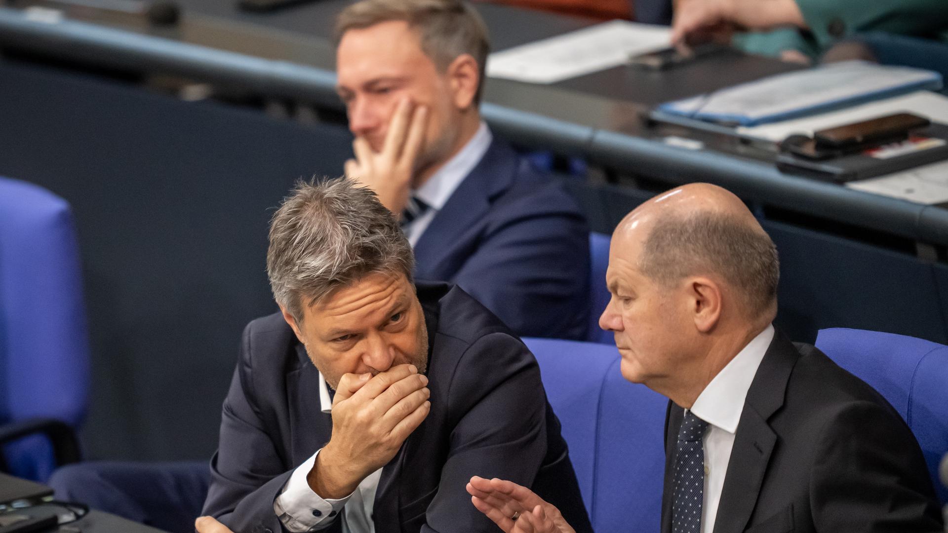 Koalitionäre Scholz (r.), Habeck (M.) und Lindner im Bundestag