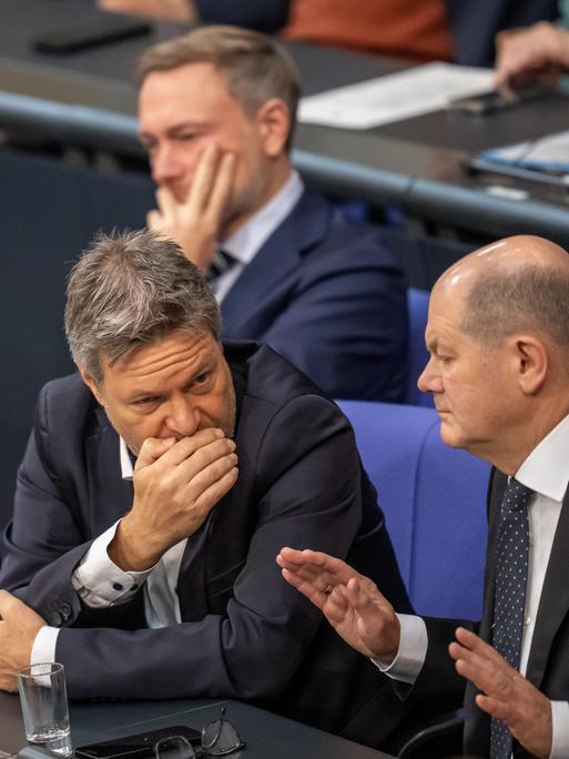Koalitionäre Scholz (r.), Habeck (M.) und Lindner im Bundestag