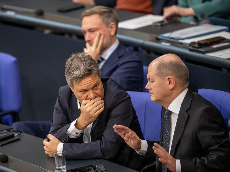 Koalitionäre Scholz (r.), Habeck (M.) und Lindner im Bundestag
