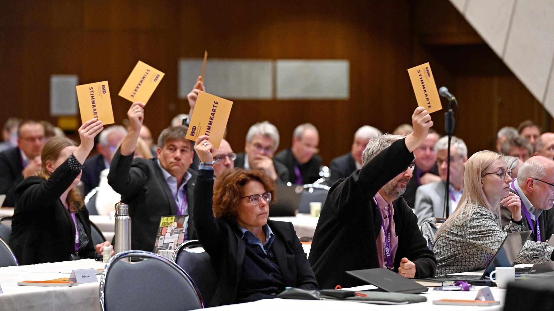 Deligierte stimmen während der Tagung der Synode der Evangelischen Kirche in Deutschland (EKD) in Würzburg ab.