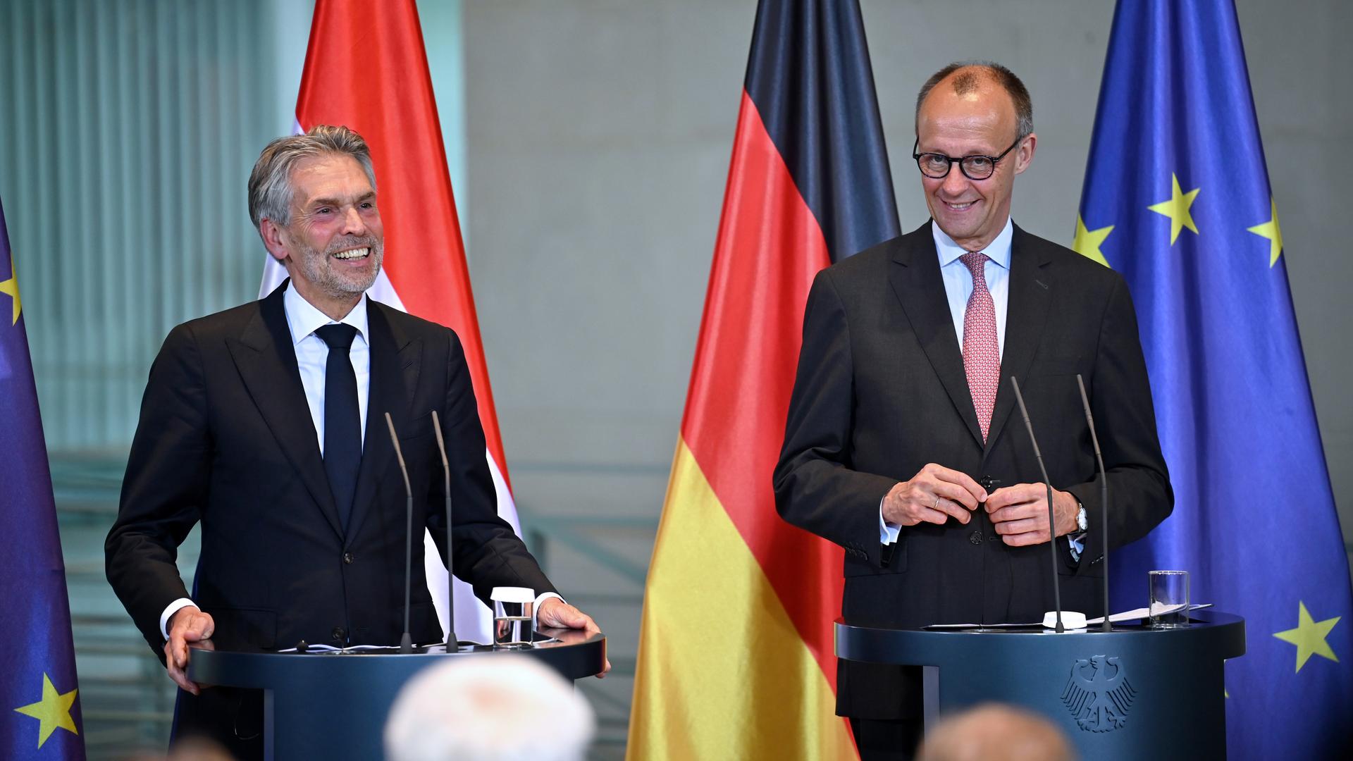 Bundeskanzler Friedrich Merz (rechts im Bild) und Dick Schoof, geschäftsführender Ministerpräsident der Niederlande, nehmen an einer gemeinsamen Pressekonferenz im Kanzleramt teil. 