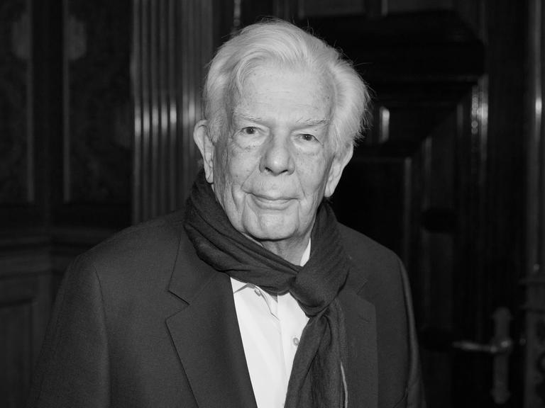 Christoph von Dohnanyi, Dirigent und Intendant, steht im Rathaus. Zuvor hatte ihm P.Tschentscher (SPD), Erster Bürgermeister von Hamburg, die Johannes-Brahms-Medaille im Bürgermeisteramtszimmer überreicht.