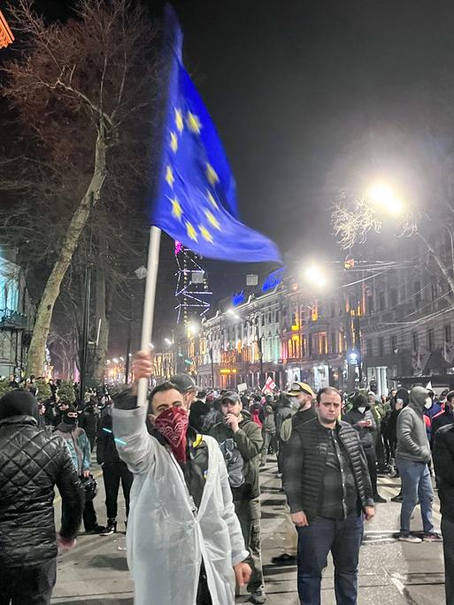 Demonstrant mit einer EU-Flagge während der Proteste in der georgischen Hauptstadt Tiflis. 