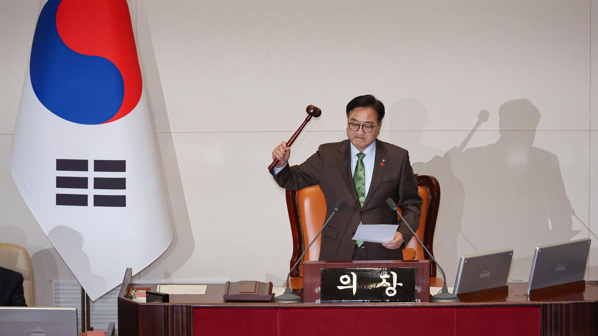 Der Sprecher der Nationalversammlung erklärt im Parlament in Seoul die Verabschiedung eines Amtsenthebungsantrags gegen Präsident Yoon. Der Sprecher der Nationalversammlung erklärt im Parlament in Seoul die Verabschiedung eines Amtsenthebungsantrags gegen Präsident Yoon.