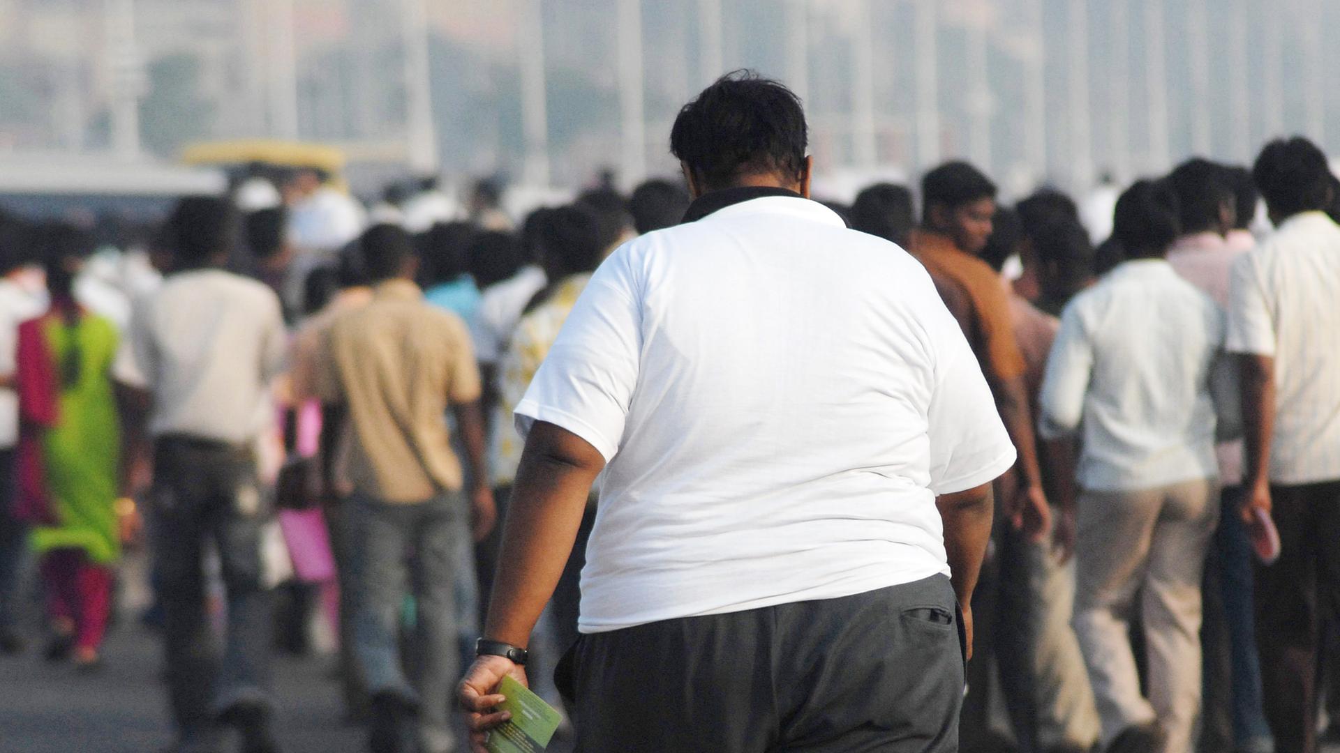 Ein übergewichtiger indischer Mann nimmt an einer Kundgebung am Marina Beach, Chennai, Indien, am 05. Dezember 2009 teil. Die Obesity Foundation India organisierte die Kundgebung unter dem Motto "Fettleibigkeit ist ein Gesundheitsrisiko", um auf die Gefahren der schweren Fettleibigkeit aufmerksam zu machen. Nach offiziellen Angaben der Weltgesundheitsorganisation (WHO) sind mehr als eine Milliarde Menschen auf der Welt übergewichtig, und in Indien selbst sind mehr als 25 Prozent der indischen Bevölkerung aufgrund eines veränderten Lebensstils übergewichtig.