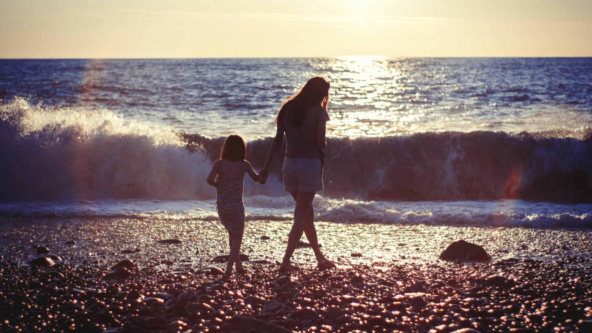 Mutter und Tochter am Meer