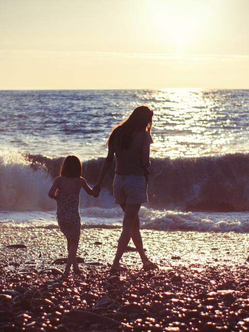 Mutter und Tochter am Meer