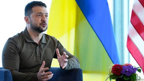 Wolodymyr Selenskyj, Präsident der Ukraine, gestikuliert während eines Treffens mit US-Präsidenten Biden am Rande des G7-Gipfels.