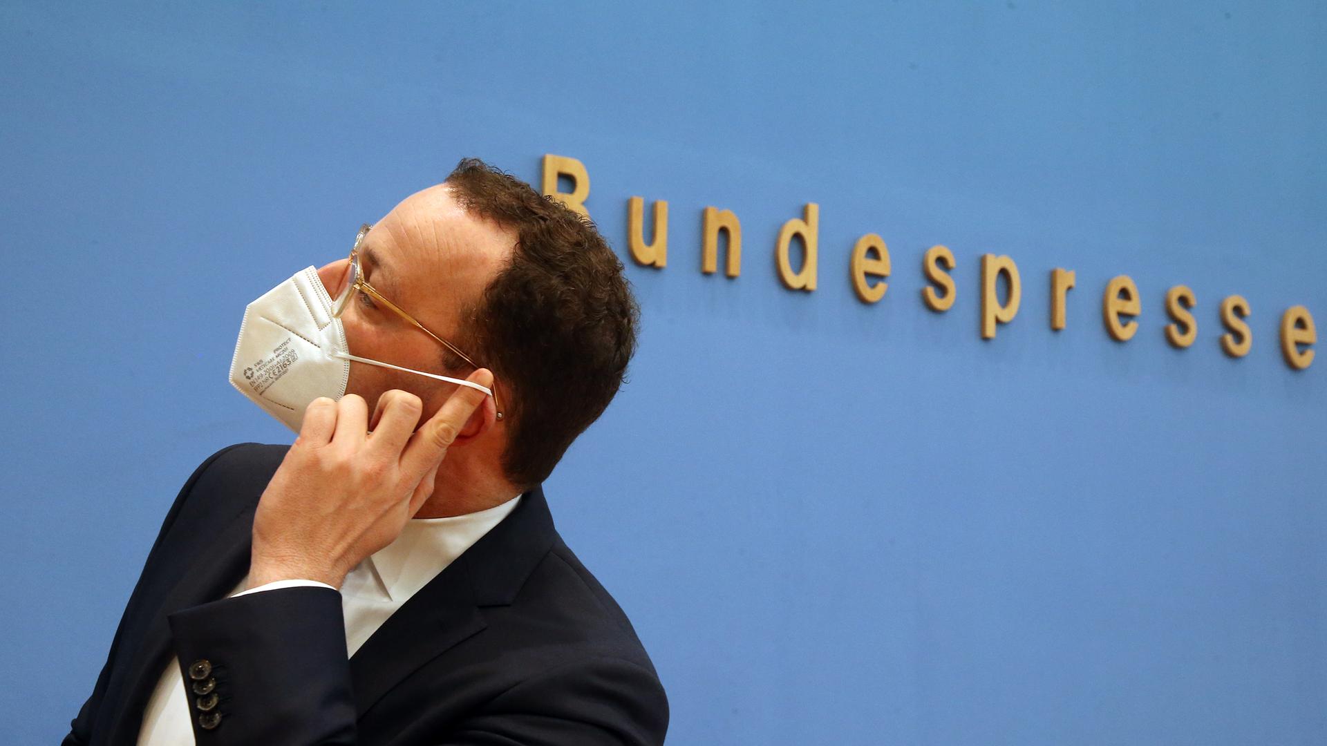 Jens Spahn mit Maske in der Bundespressekonferenz