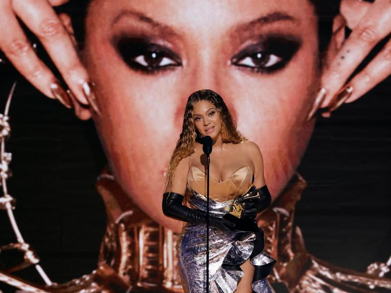 Beyoncé mit einer Grammy-Trophäe bei der Preisverleihung.