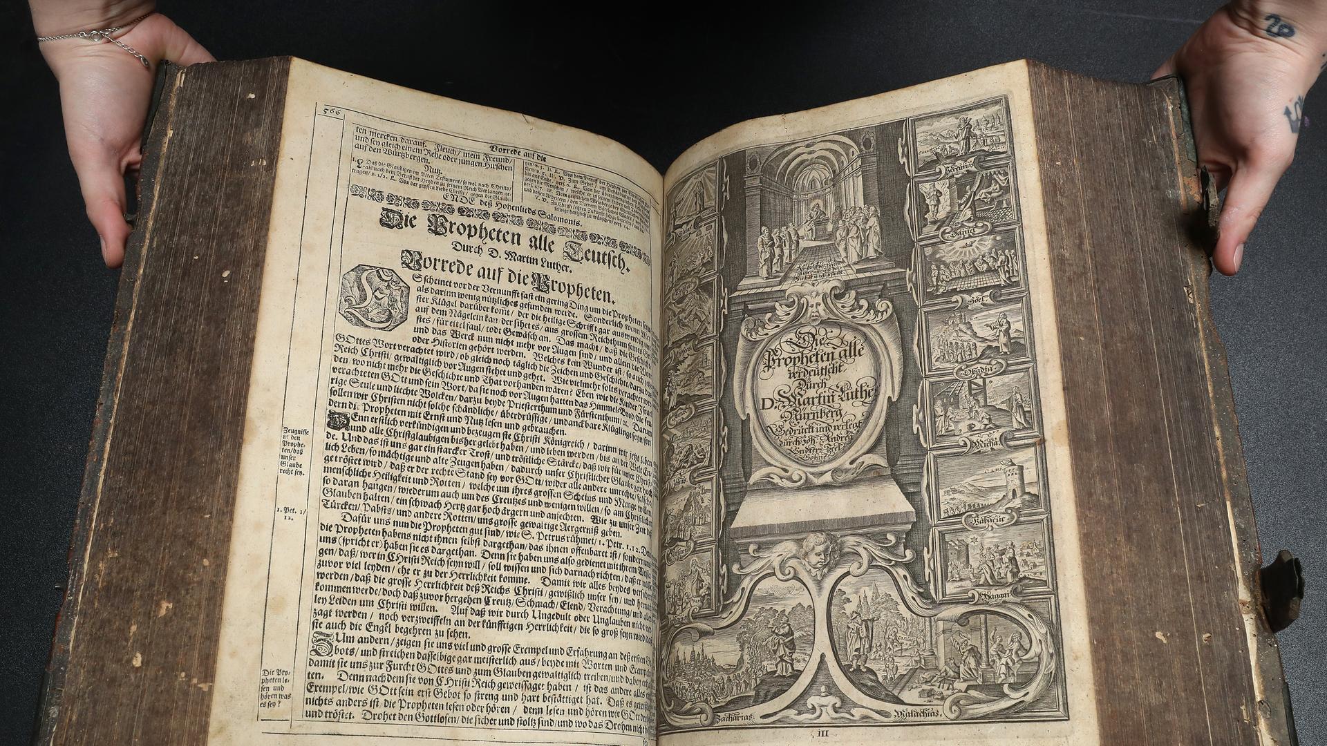 Die Martin Luther Übersetzung, bekannt als "Kurfürstenbibel", in Eisenach Die Martin Luther Übersetzung, bekannt als "Kurfürstenbibel", in Eisenach