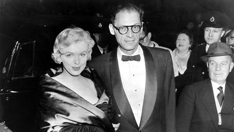 Schwarzweißfoto von Marilyn Monroe und Arthur Miller aus dem Jahre 1956