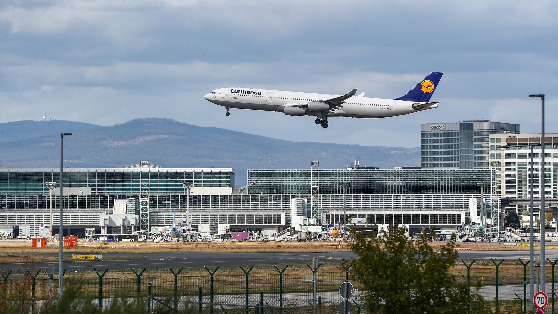 Lufthansa-Maschine im Landeanflug am Frankfurter Flughafen Lufthansa-Maschine im Landeanflug am Frankfurter Flughafen