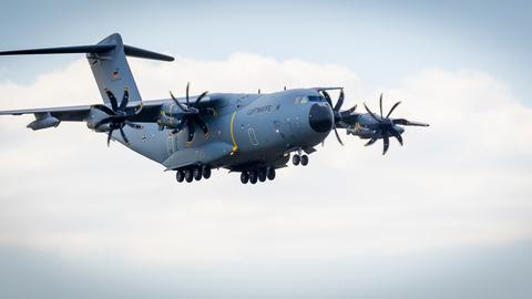 Ein Transportflugzeug vom Typ Airbus A400M der Luftwaffe befindet sich im Landeanflug auf den Fliegerhorst Wunstorf in der Region Hannover.