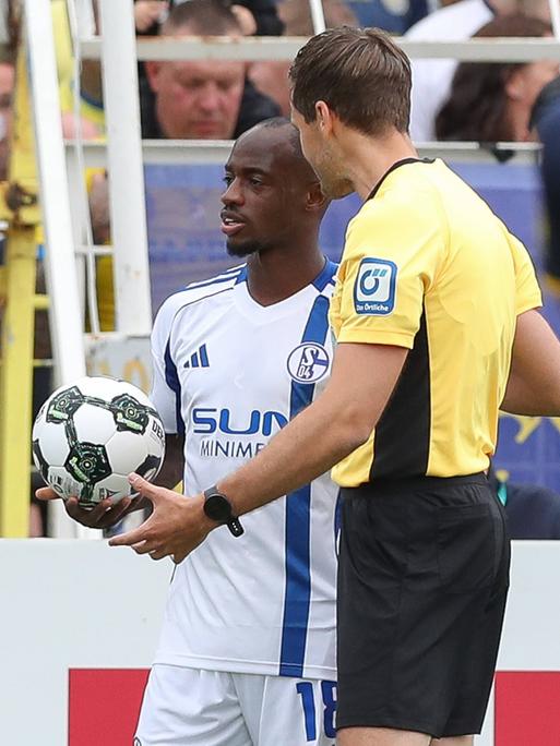 Christopher Antwi-Adjei diskutiert beim Spiel gegen Lok Leipzig mit dem Schiedsrichter. Christopher Antwi-Adjei diskutiert beim Spiel gegen Lok Leipzig mit dem Schiedsrichter.