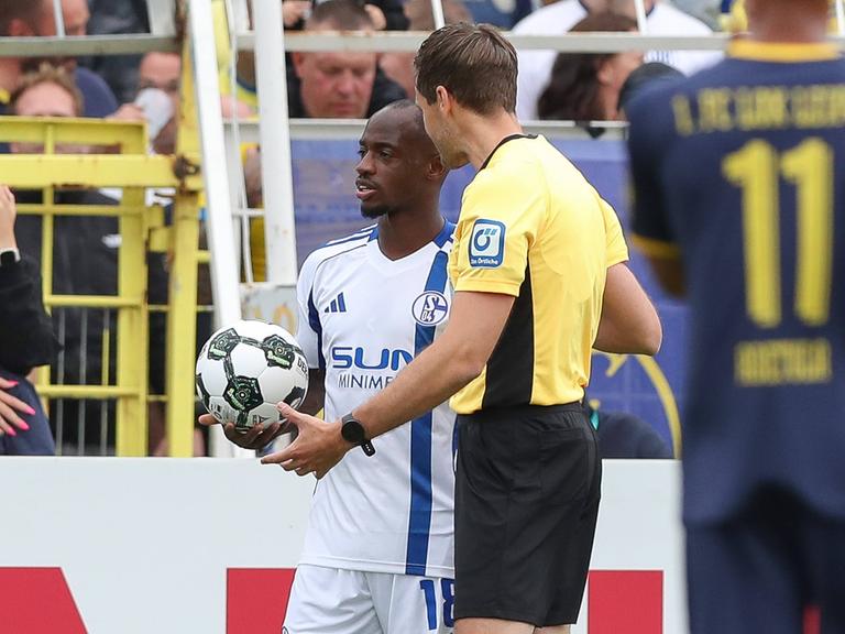 Christopher Antwi-Adjei diskutiert beim Spiel gegen Lok Leipzig mit dem Schiedsrichter. Christopher Antwi-Adjei diskutiert beim Spiel gegen Lok Leipzig mit dem Schiedsrichter.