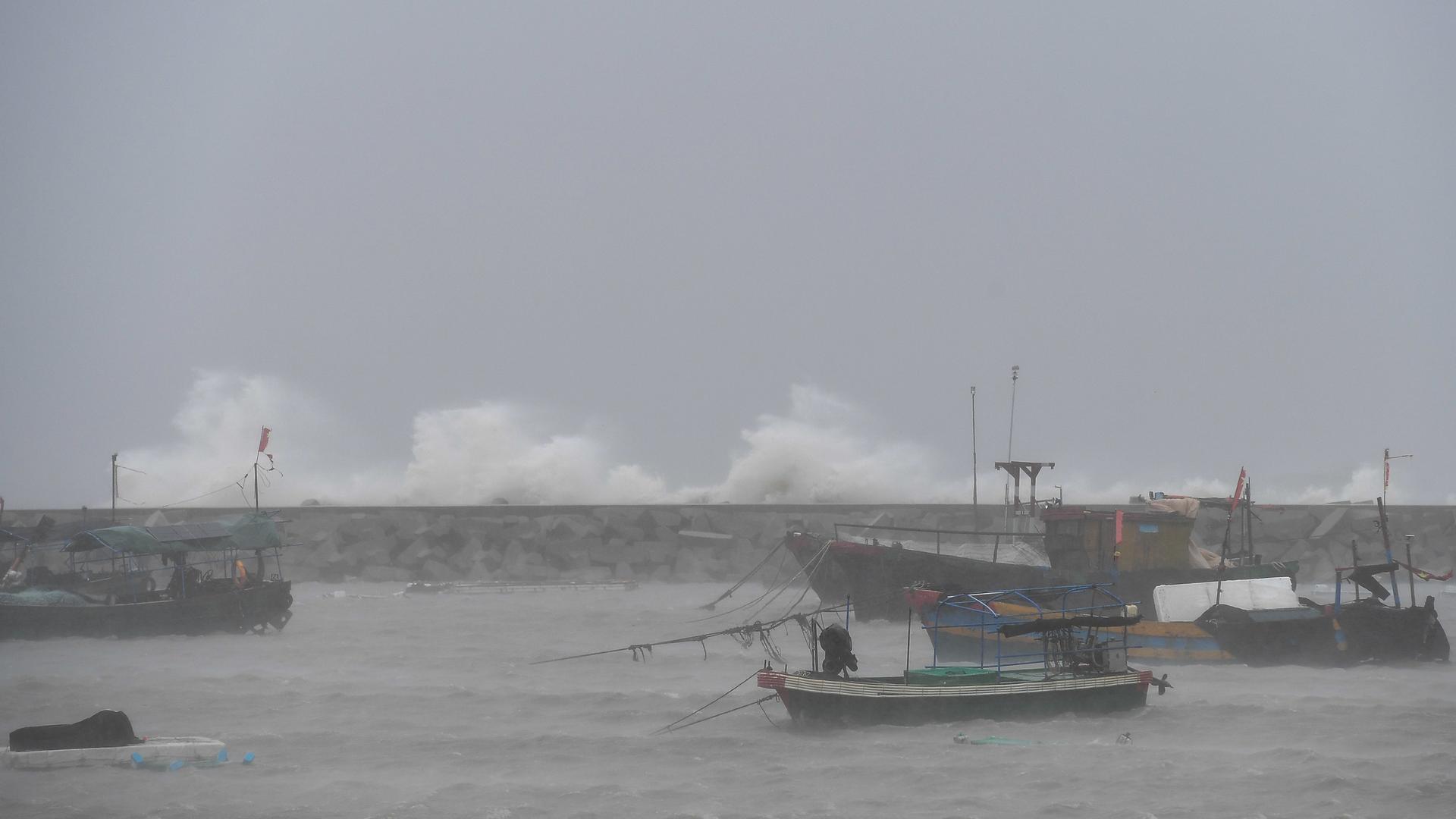 Fischerboote haben angelegt in der Stadt Yinggehai im autonomen Kreis Ledong Li in der südchinesischen Provinz Hainan, um sich in den Gewässern in der Nähe eines Platzes am Wasser zu schützen. Fischerboote haben angelegt in der Stadt Yinggehai im autonomen Kreis Ledong Li in der südchinesischen Provinz Hainan, um sich in den Gewässern in der Nähe eines Platzes am Wasser zu schützen.