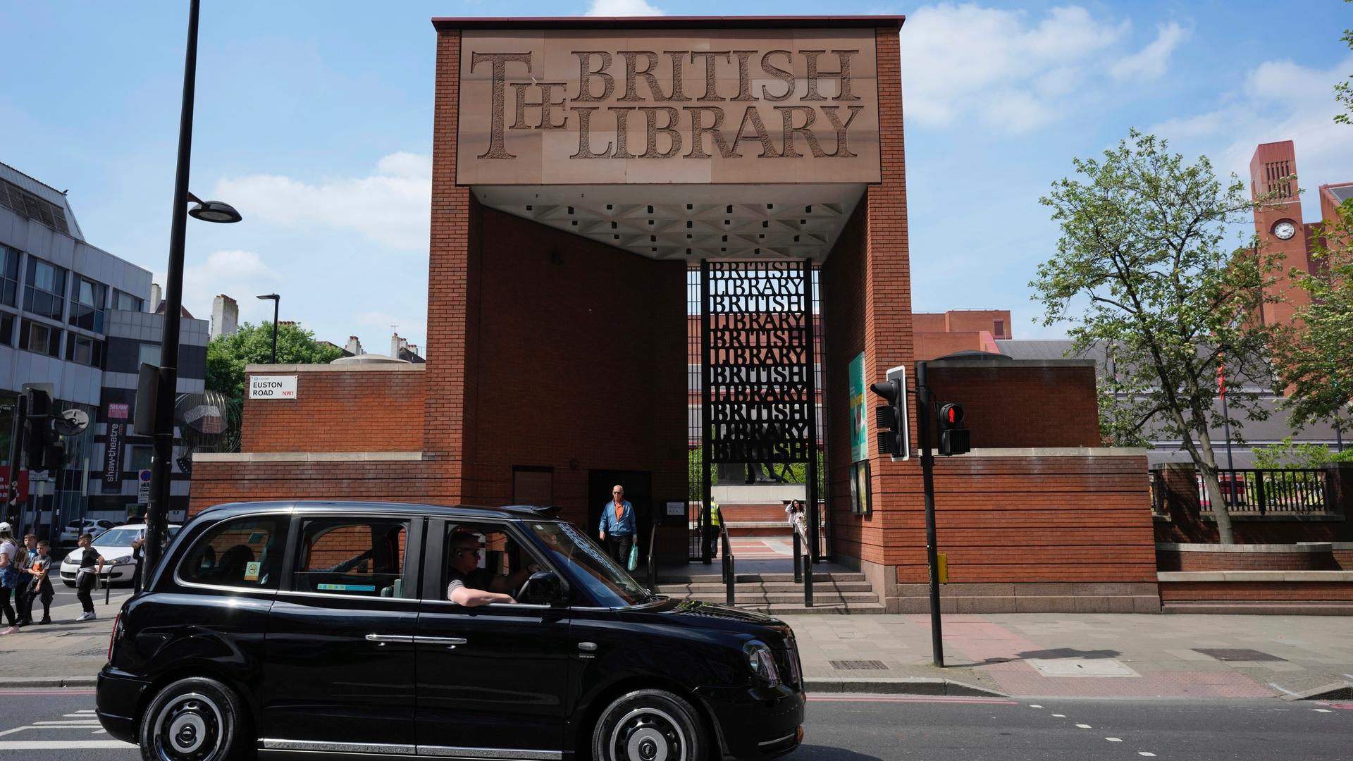 Der Eingang der British Library in London von der Euston Road aus. Der Eingang der British Library in London von der Euston Road aus.