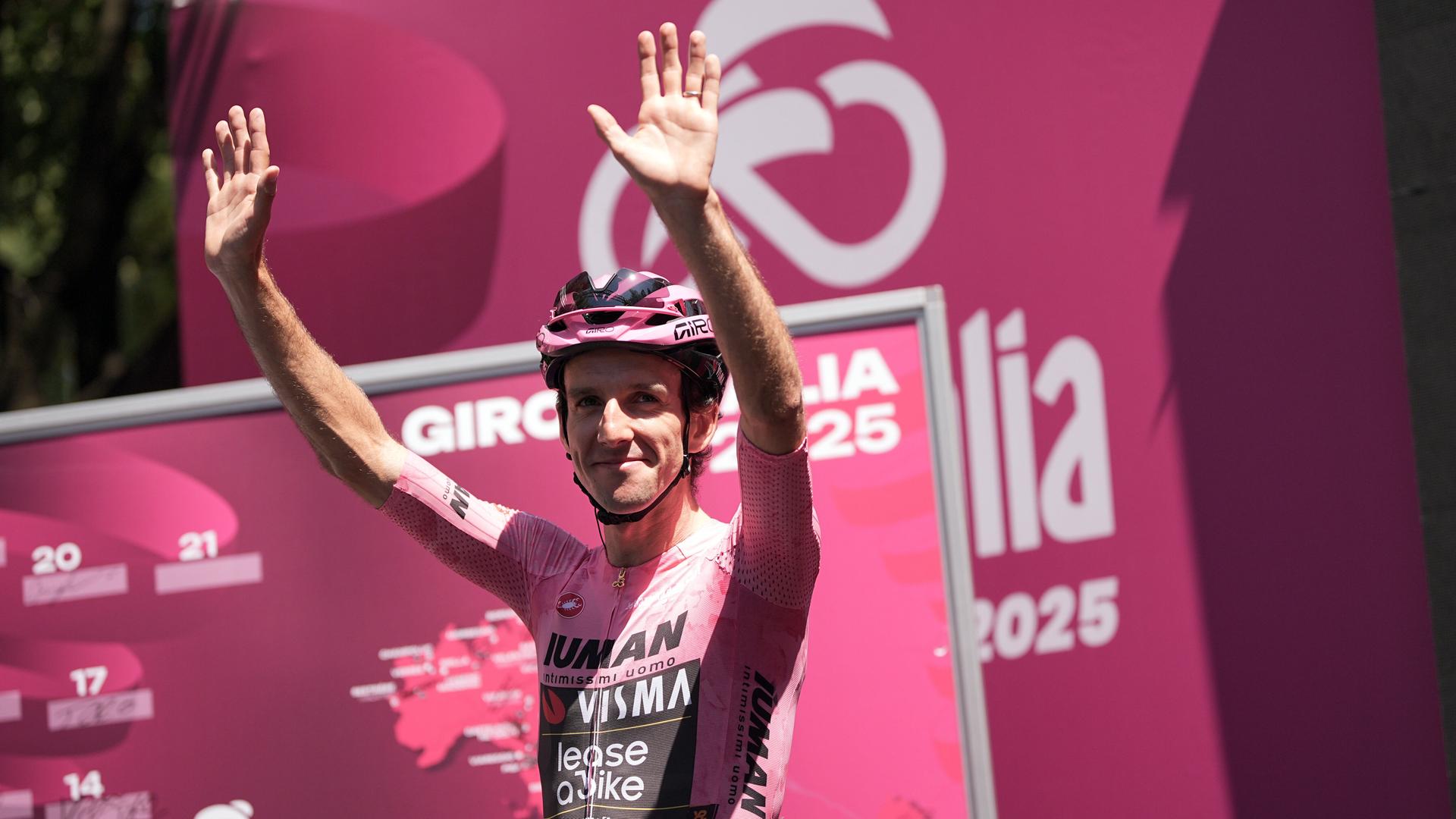 Brite Simon Yates im rosa Trikot und Siegerpose Brite Simon Yates im rosa Trikot und Siegerpose