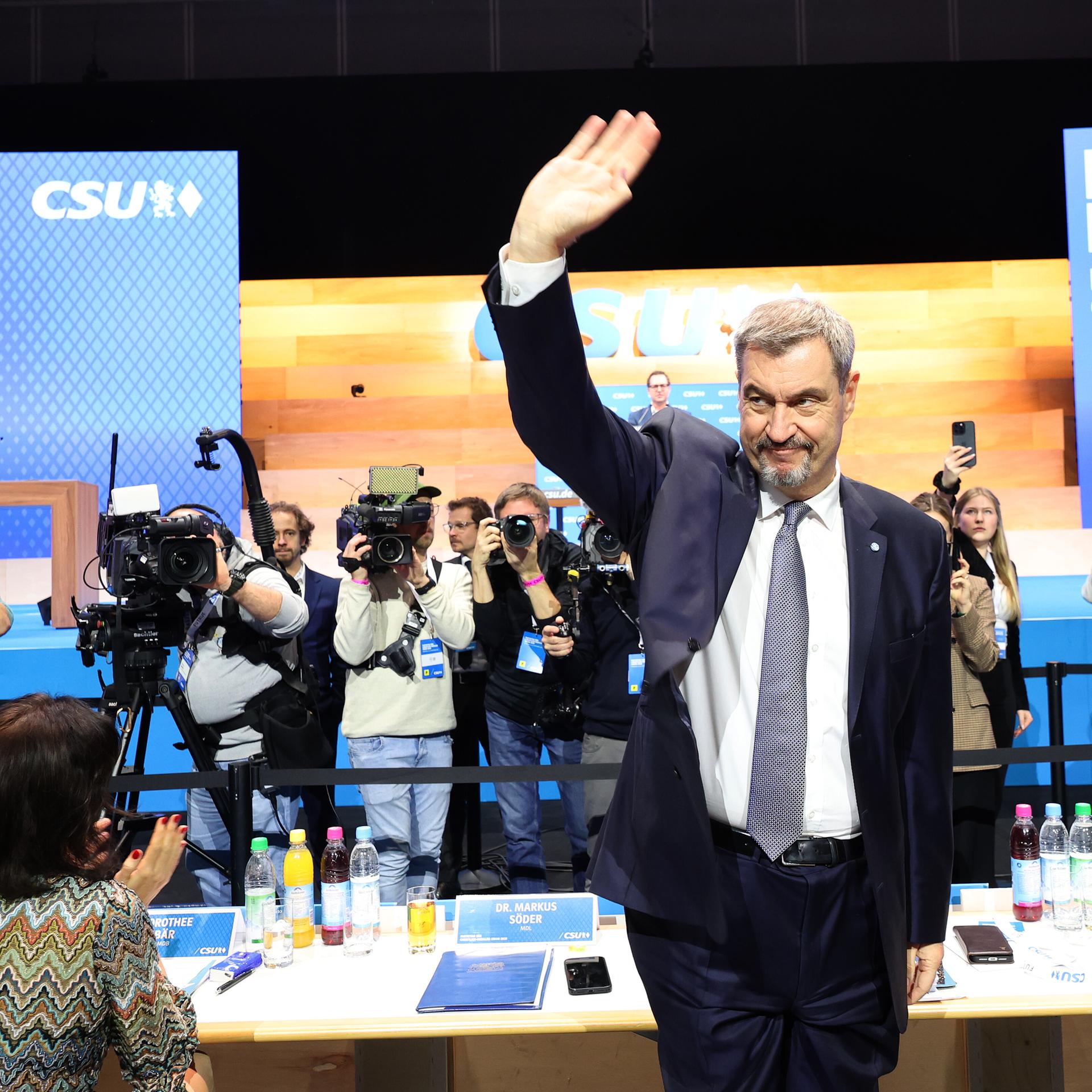 Markus Söder, CSU-Vorsitzender und Ministerpräsident von Bayern, winkt bei Beginn des Parteitags den Delegierten.