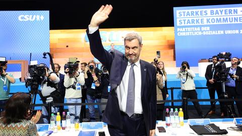Markus Söder, CSU-Vorsitzender und Ministerpräsident von Bayern, winkt bei Beginn des Parteitags den Delegierten.
