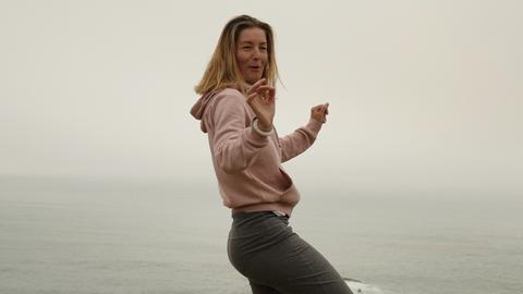 Pamela Spitz tanzt am Strand.
