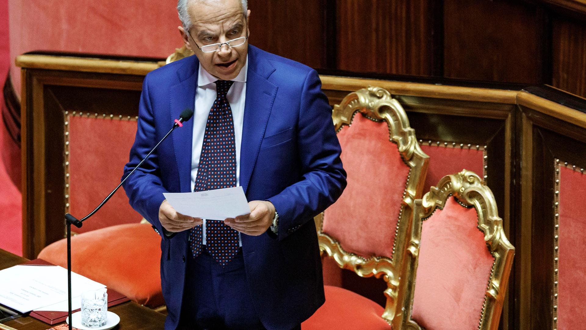 Der italienische Innenminister Matteo Piantedosi spricht vor dem Senat in Rom.