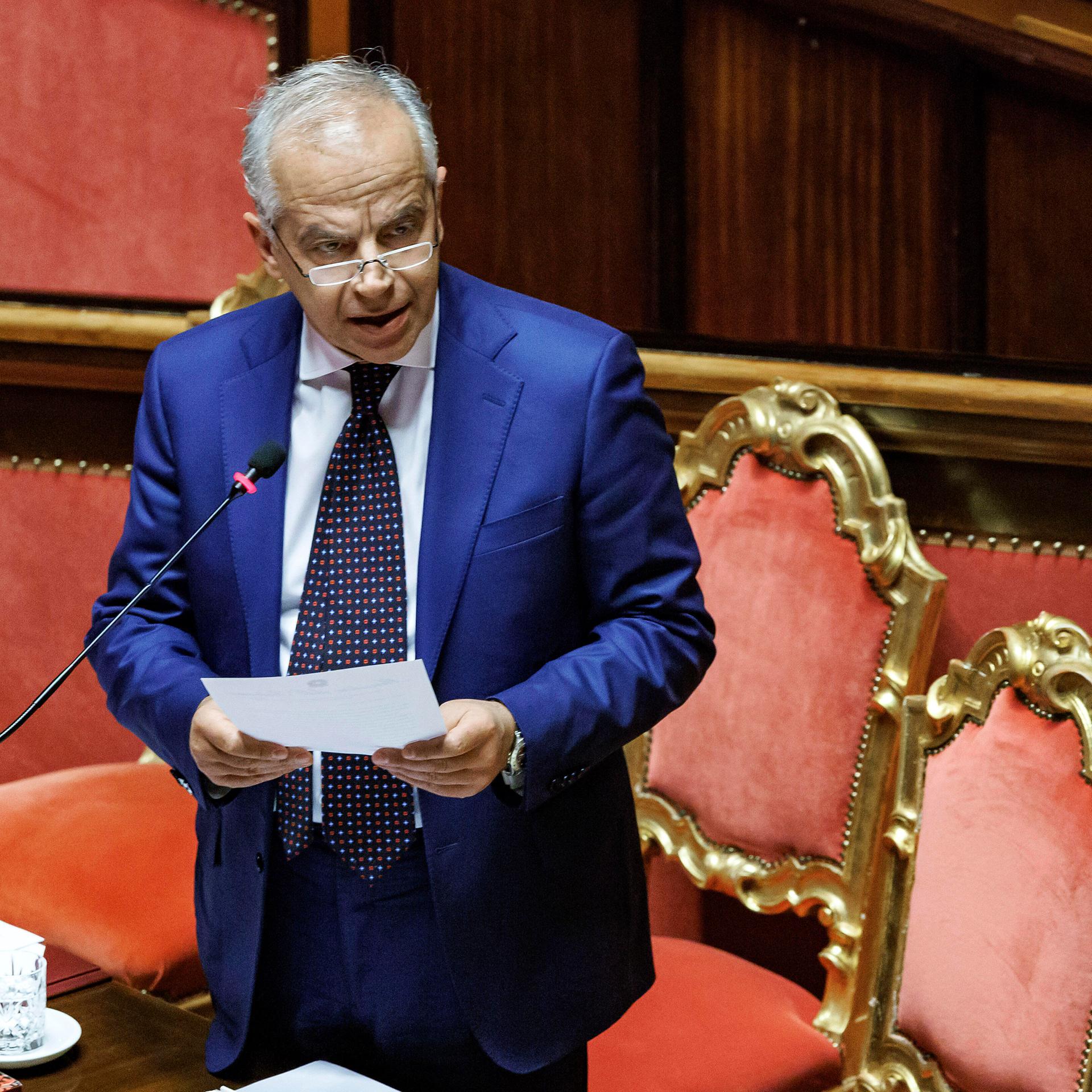 Der italienische Innenminister Matteo Piantedosi spricht vor dem Senat in Rom.