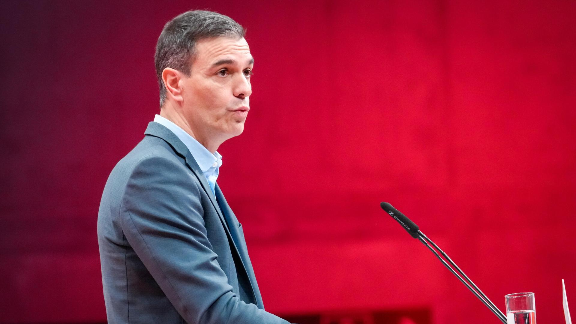 Pedro Sanchez, Ministerpraesident von Spanien, seitlich fotografiert, steht vor einem Mikrofon.