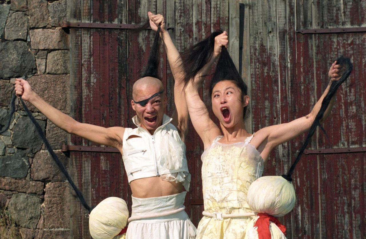 Die Butoh-Tänzer Yuiko Yoshioka (links) und Kim Itoh. Itoh hält mit ihrer linken Hand die schwarzen, langen Haare hoch, beide haben den Mund schreiend weit geöffnet