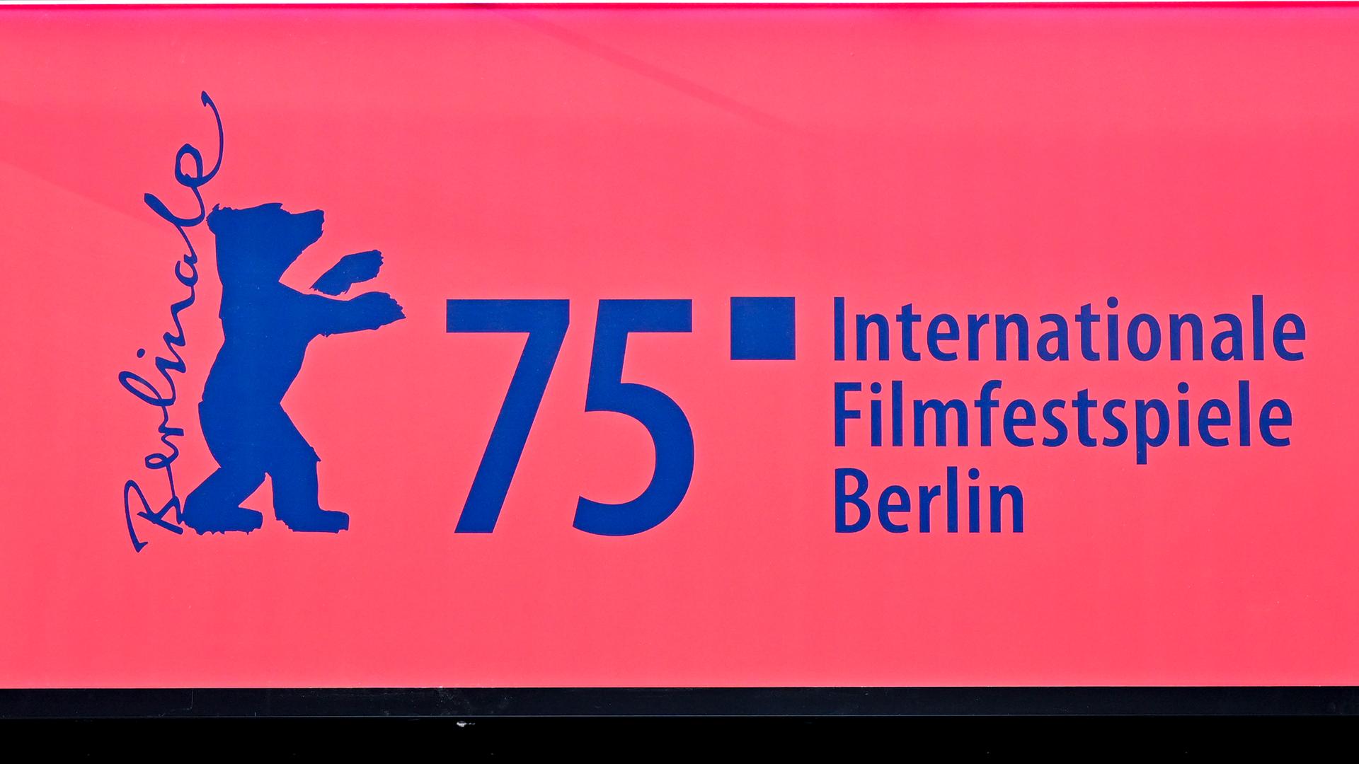 Das Logo der 75. Berlinale ist vor dem Berlinale-Palast am Potsdamer Platz zu sehen