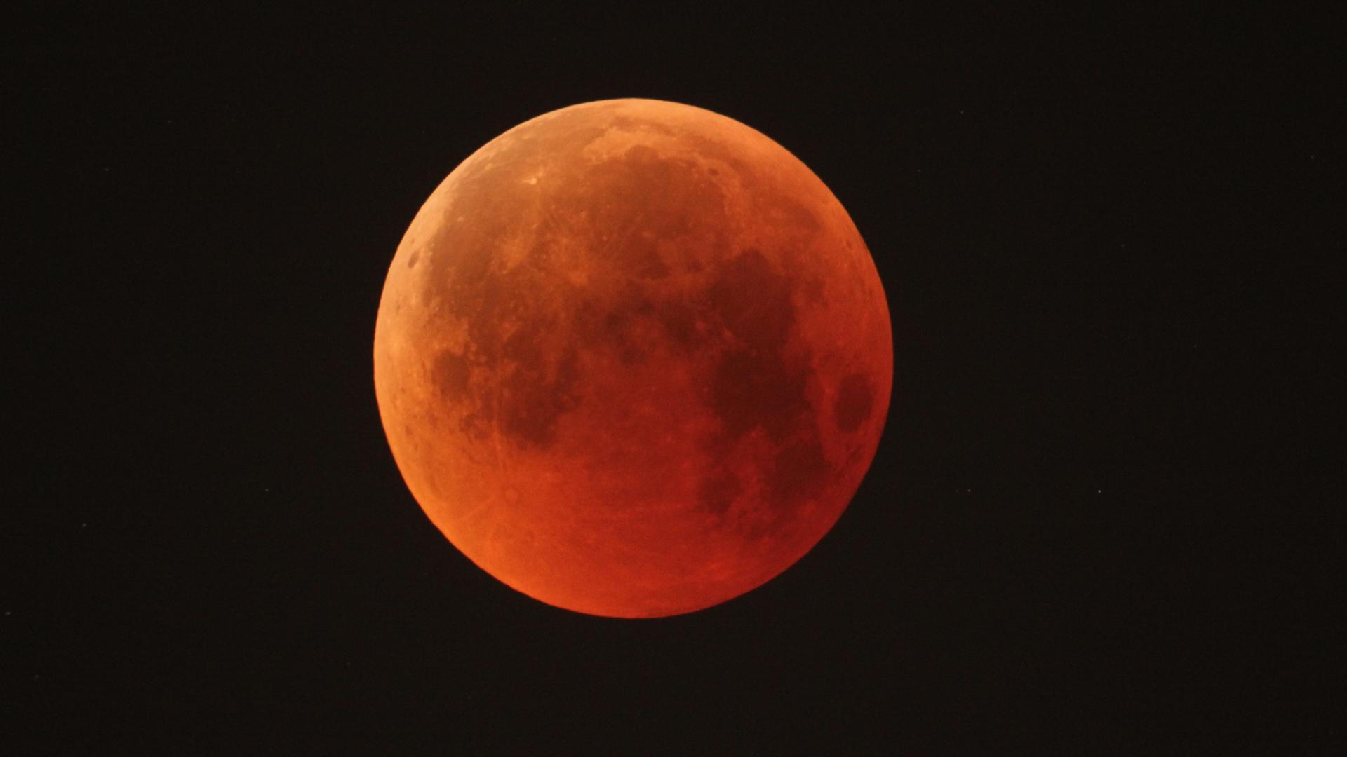 Während der totalen Verfinsterung erscheint der Vollmond rötlich. Dafür sorgt Sonnenlicht, das durch die Erdatmosphäre gelaufen ist – nicht Blut.