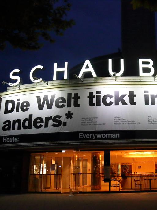 "Die Welt tickt inzwischen anders" steht auf einem Plakat über dem Eingang der Schaubühne am Lehniner Platz in Berlin.