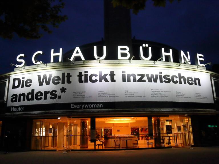 "Die Welt tickt inzwischen anders" steht auf einem Plakat über dem Eingang der Schaubühne am Lehniner Platz in Berlin.