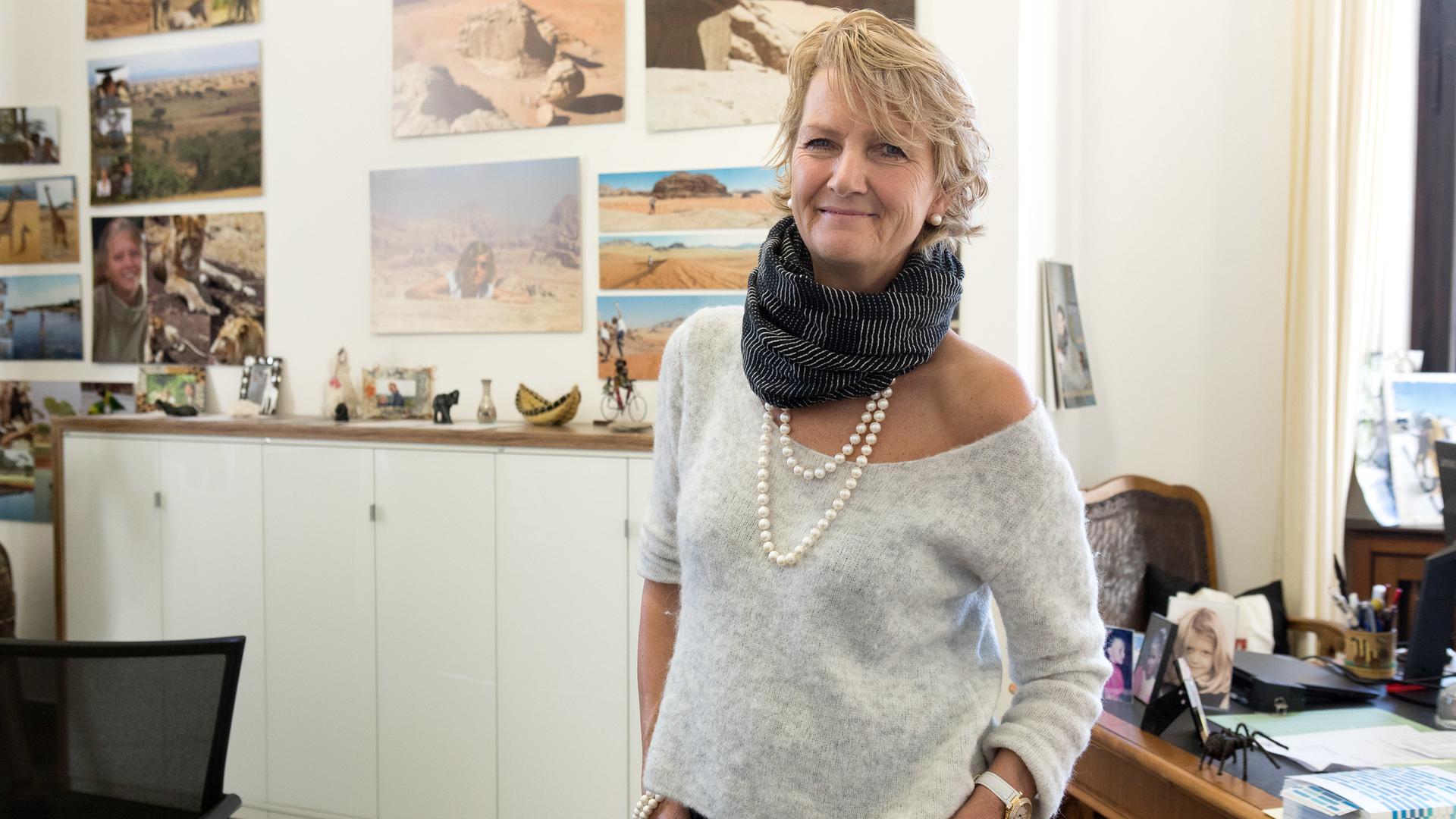 Zu sehen ist Andrea Schmidt, die frühere Präsidentin am Landgericht München I in ihrem Büro.