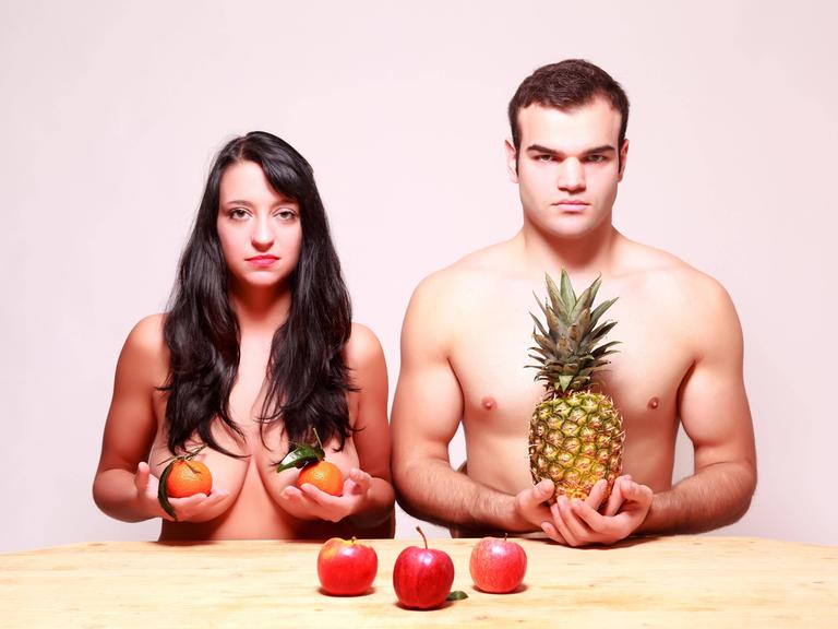 Eine Frau und ein Mann mit nacktem Oberkörper und mit Obst