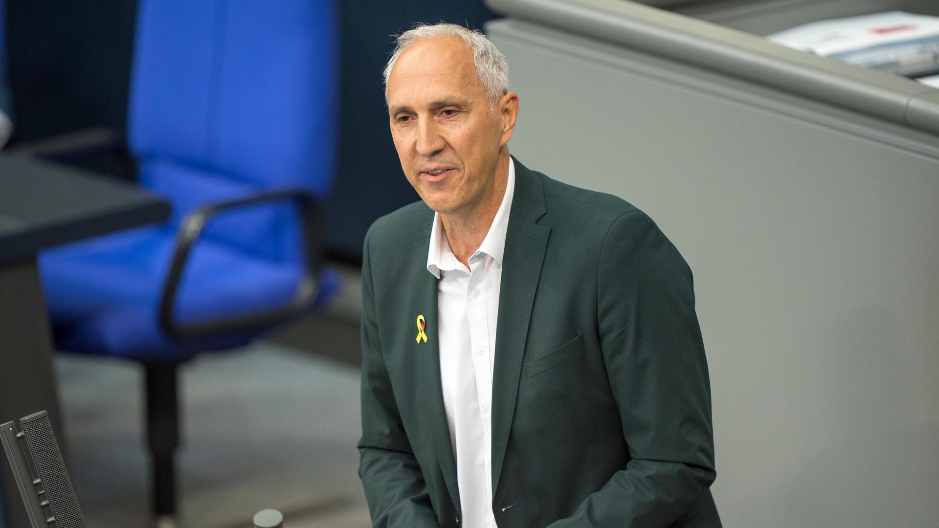 Christoph Schmid steht im Bundestag an einem Pult. Er hat die Hände gefaltet. Christoph Schmid steht im Bundestag an einem Pult. Er hat die Hände gefaltet.