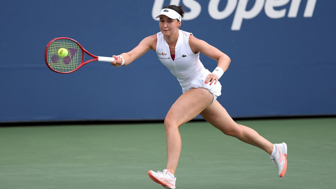 Eine Tennisspielerin schlägt den Ball mit der Vorhand.