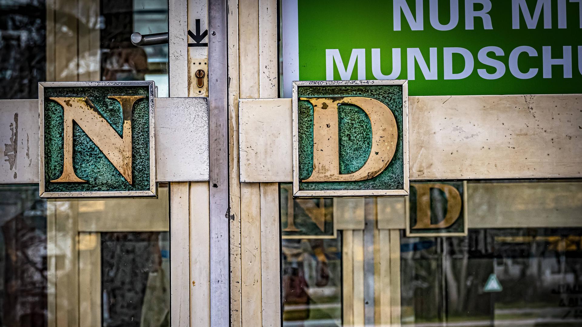 Die Buchstaben N und D an den Flügeln der Eingangstür des Verlages Neues Deutschland.