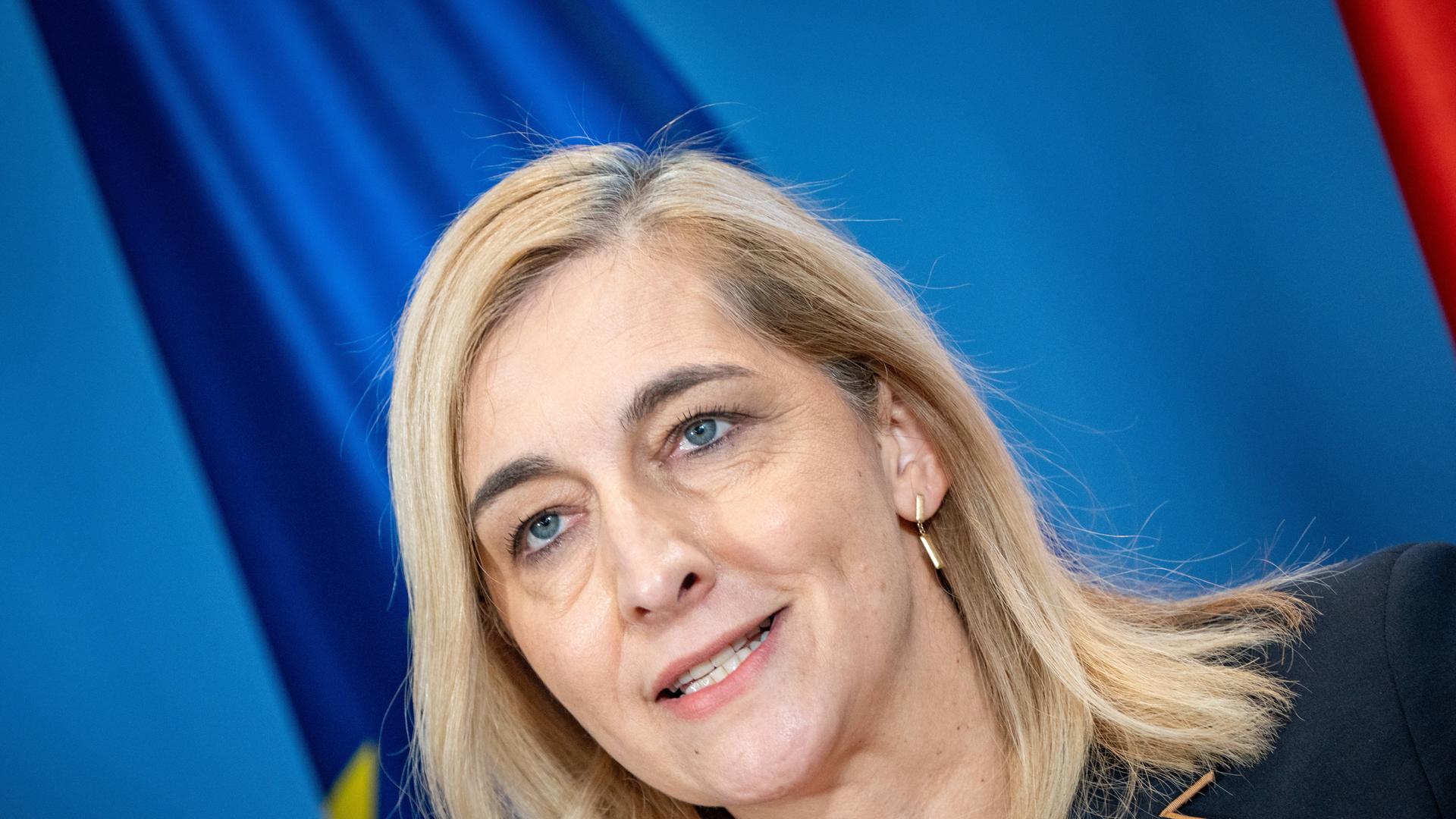 Nina Warken in Schrägperspektive.