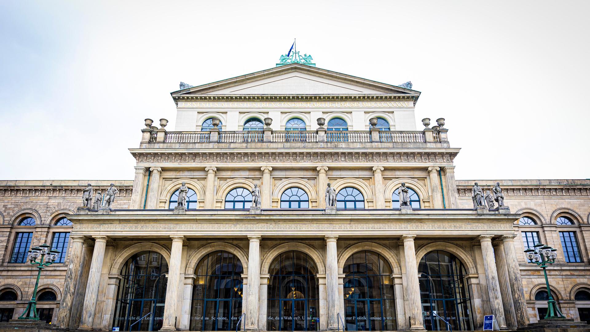 Das Opernhaus der Staatsoper Hannover am Opernplatz. Der Ballettchef der Staatsoper Hannover hat bei einer Premiere am 11.02.2023 eine Journalistin mit Hundekot beschmiert. Es wurde Anzeige erstattet. Das Staatstheater bestätigte in einer Mitteilung den Vorfall. Das Opernhaus der Staatsoper Hannover am Opernplatz. Der Ballettchef der Staatsoper Hannover hat bei einer Premiere am 11.02.2023 eine Journalistin mit Hundekot beschmiert. Es wurde Anzeige erstattet. Das Staatstheater bestätigte in einer Mitteilung den Vorfall.