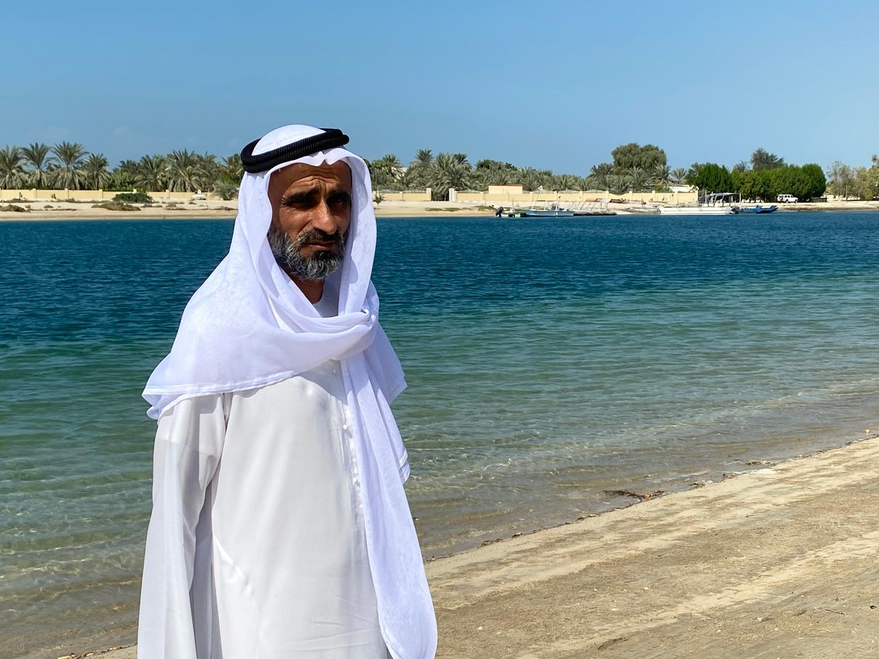 Fahad Mohamed Issa Al Ali steht am Meer