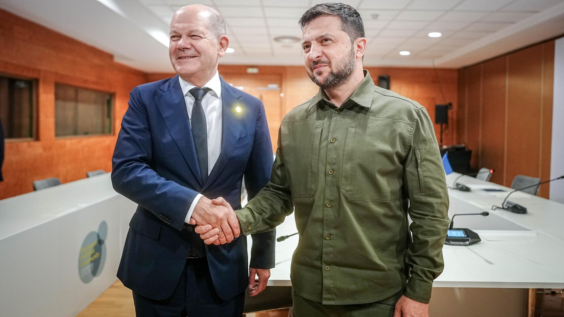 Bundeskanzler Olaf Scholz und Wolodymyr Selenskyj, Präsident der Ukraine, schütteln sich am Rande des Gipfeltreffens der Europäischen Politischen Gemeinschaft im spanischen Granada die Hände.