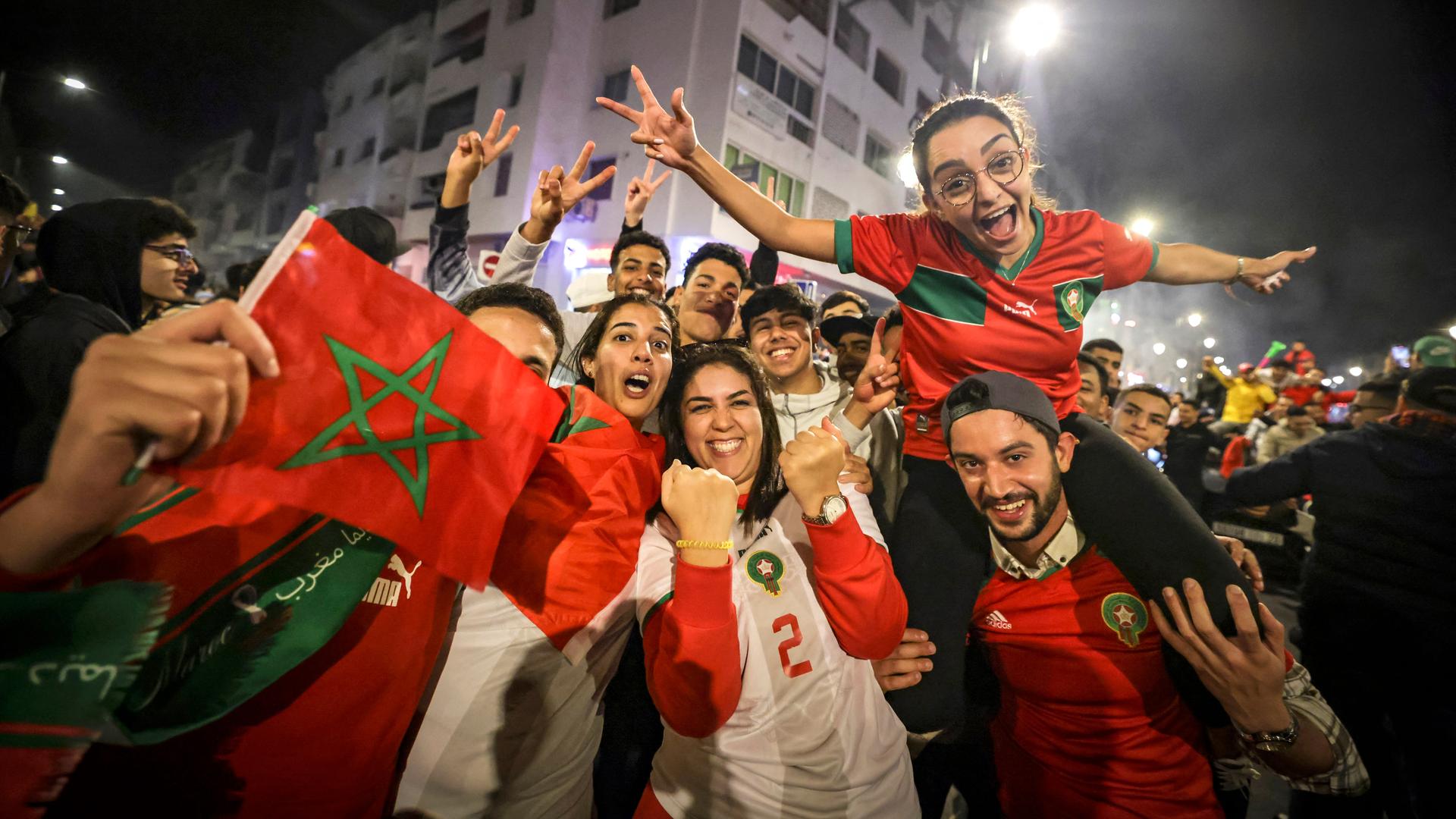 Rabat: Fans feiern den Einzug der marokkanischen Mannschaft ins Halbfinale der Fußball-WM.