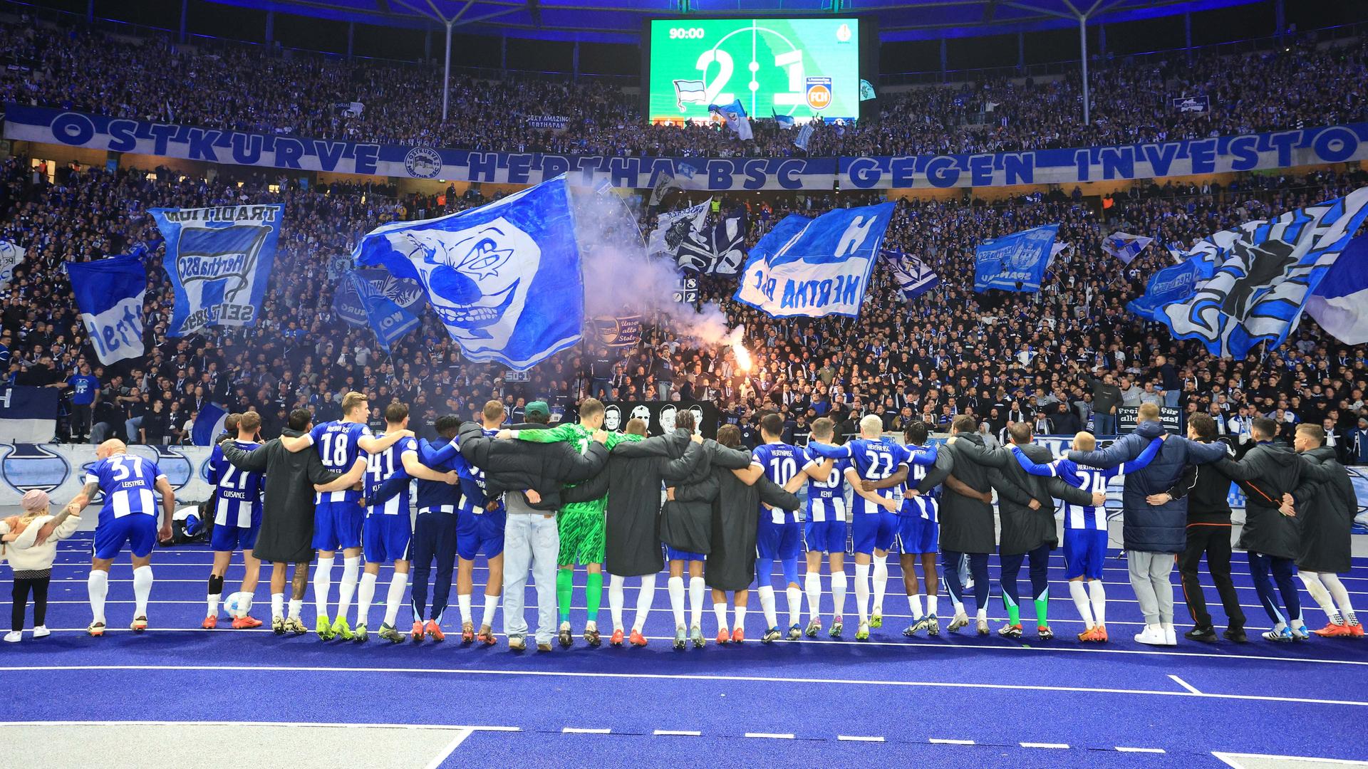 Spieler von Hertha BSC vor der Fankurve im Berliner Olympiastadion