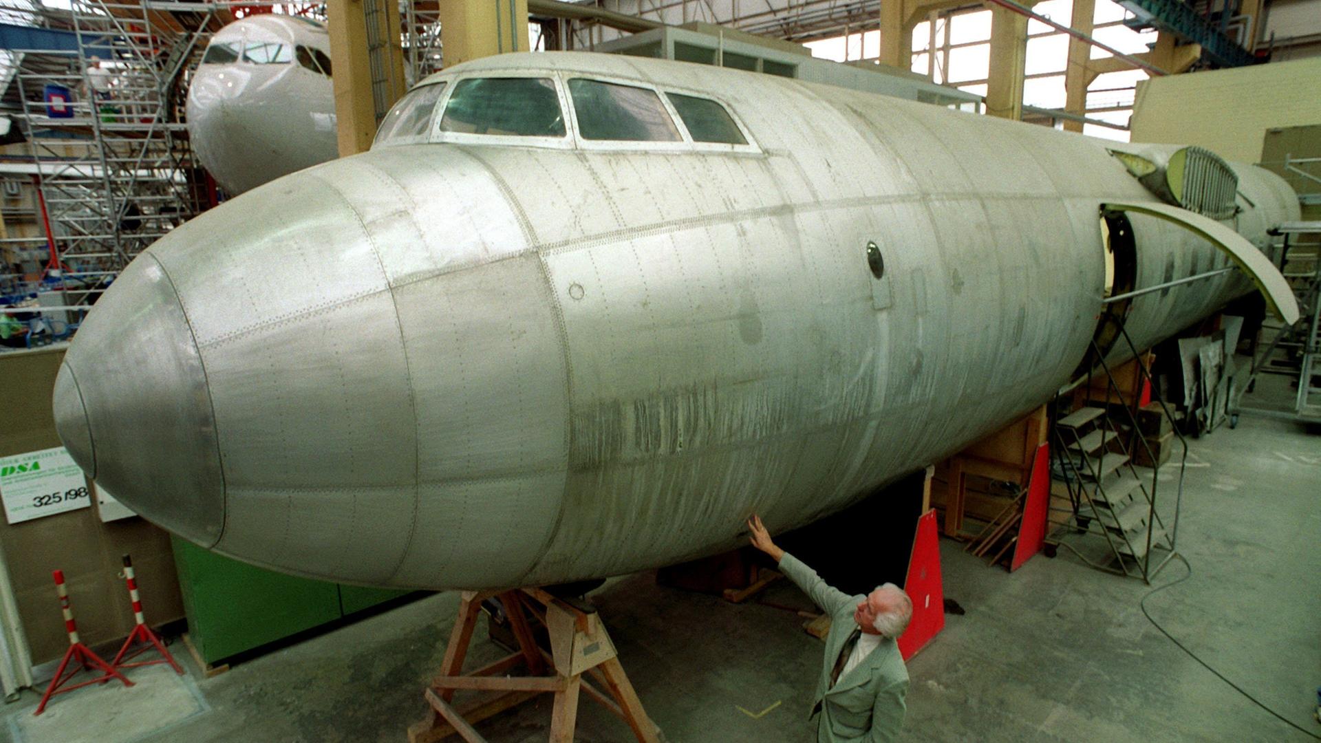 Der instandgesetzte Rumpf der"BB -152", dem einzigen DDR-Düsenverkehrsflugzeug, steht 1999 zum Innenausbau in einer Halle der Elbe-Flugzeugwerke in Dresden. Der Prototyp stürzte beim zweiten Flug am 4. März 1959 bei Dresden ab. Das Projekt wurde daraufhin eingestellt